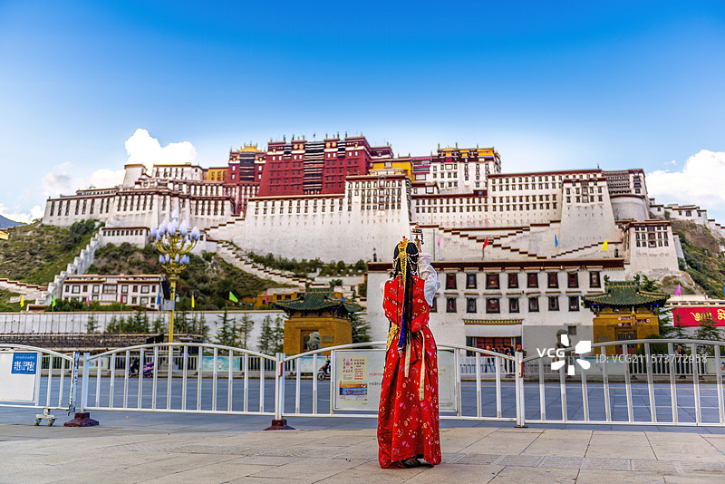 布达拉宫广场， 一个女人在远眺布达拉宫图片素材