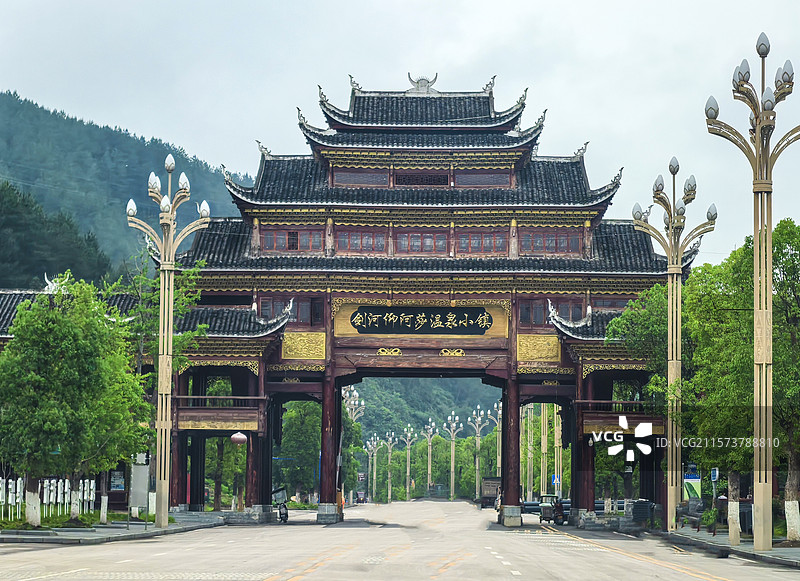 仰阿莎的故乡中国贵州黔东南剑河县清水江畔清晨的城市风光，仰阿莎大雕像广场图片素材