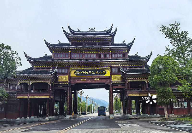 仰阿莎的故乡中国贵州黔东南剑河县清水江畔清晨的城市风光，仰阿莎大雕像广场图片素材