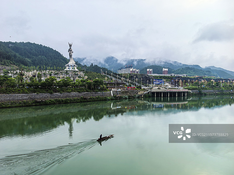 仰阿莎的故乡中国贵州黔东南剑河县清水江畔清晨的城市风光，仰阿莎大雕像广场图片素材
