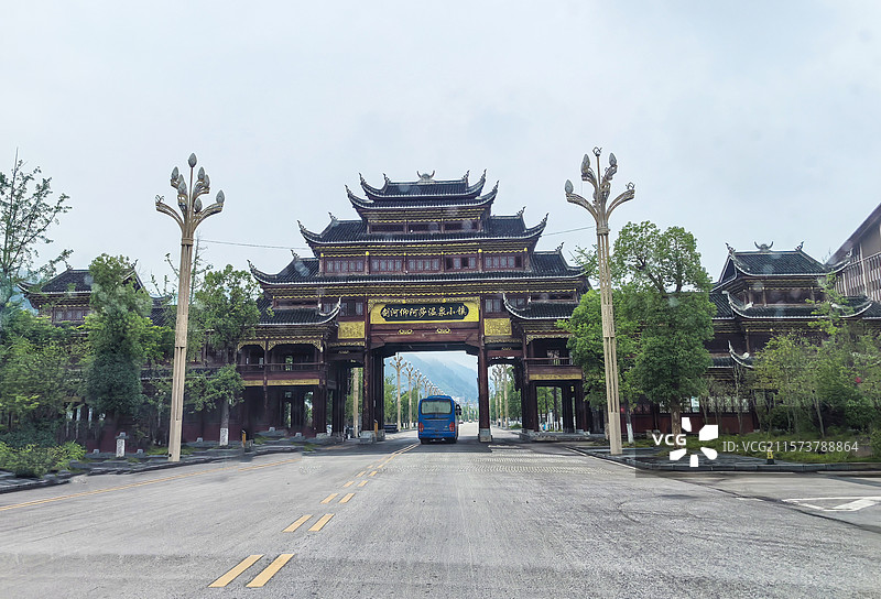 仰阿莎的故乡中国贵州黔东南剑河县清水江畔清晨的城市风光，仰阿莎大雕像广场图片素材