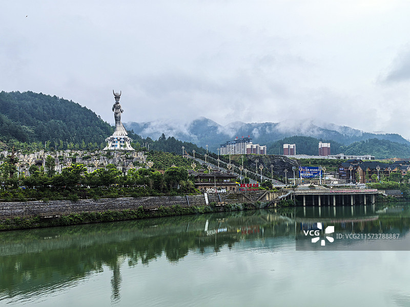 仰阿莎的故乡中国贵州黔东南剑河县清水江畔清晨的城市风光，仰阿莎大雕像广场图片素材