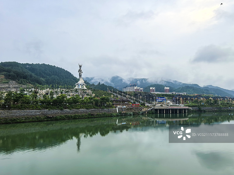 仰阿莎的故乡中国贵州黔东南剑河县清水江畔清晨的城市风光，仰阿莎大雕像广场图片素材