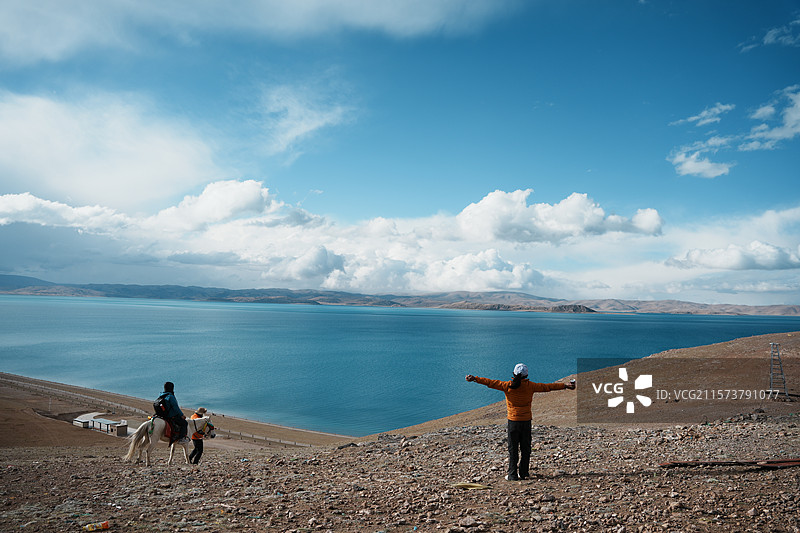 站在湖边的藏族少女人图片素材