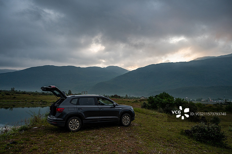 东巴谷景区露营看日出的车图片素材