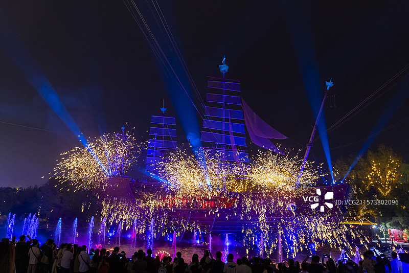 河南开封万岁山非遗表演打铁花图片素材