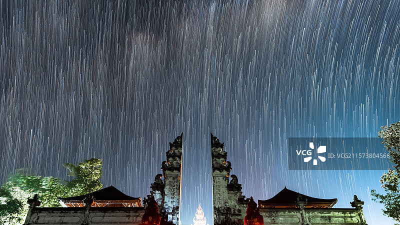 巴厘岛兰普央寺网红神庙银河与星轨图片素材