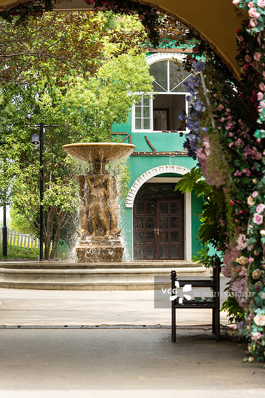 庭院喷泉与花廊图片素材