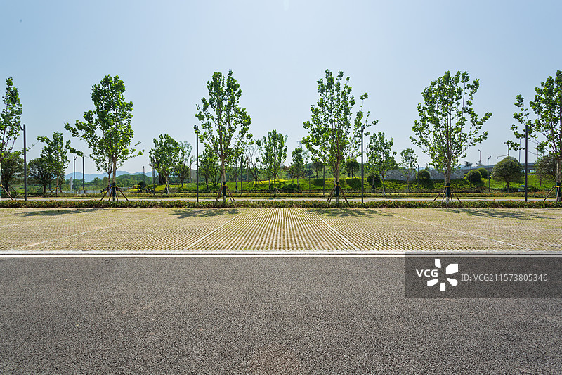 夏季户外空的停车场图片素材