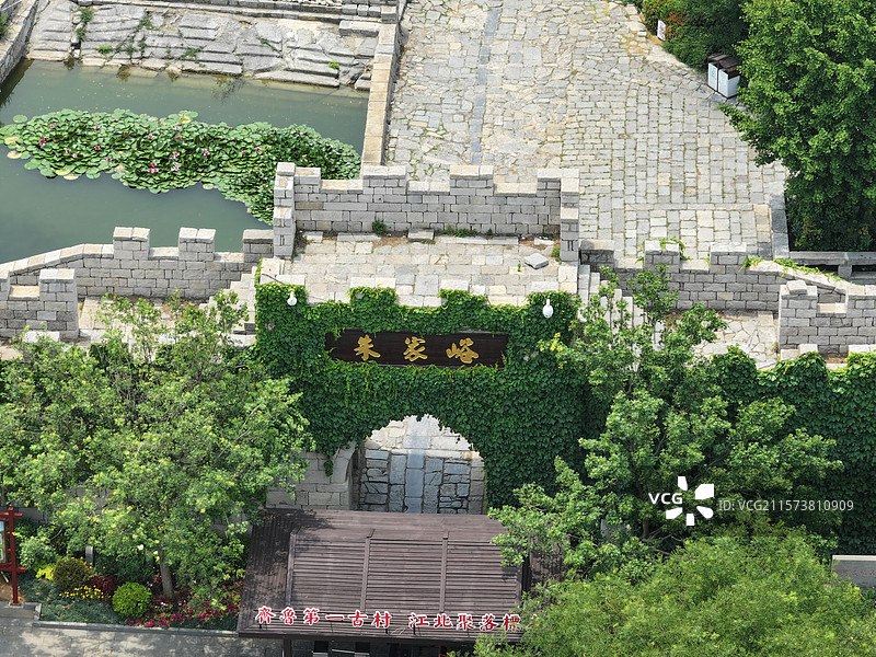 航拍济南朱家峪村夏季自然风光与古柏树图片素材