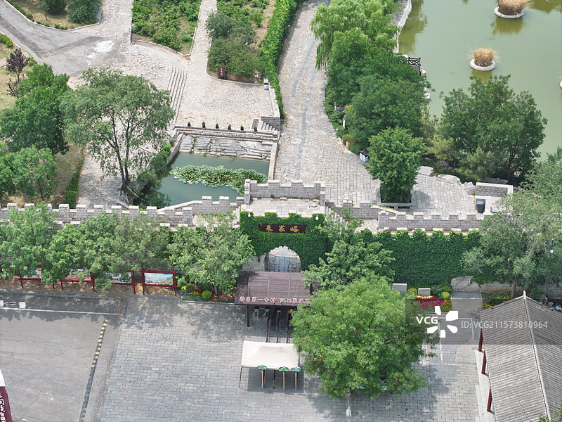 航拍济南朱家峪村夏季自然风光与古柏树图片素材