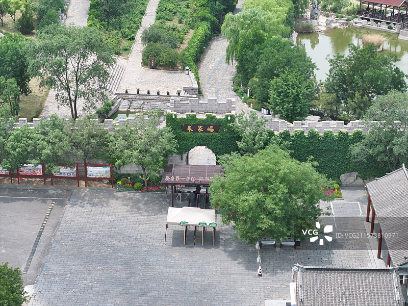 航拍济南朱家峪村夏季自然风光与古柏树图片素材