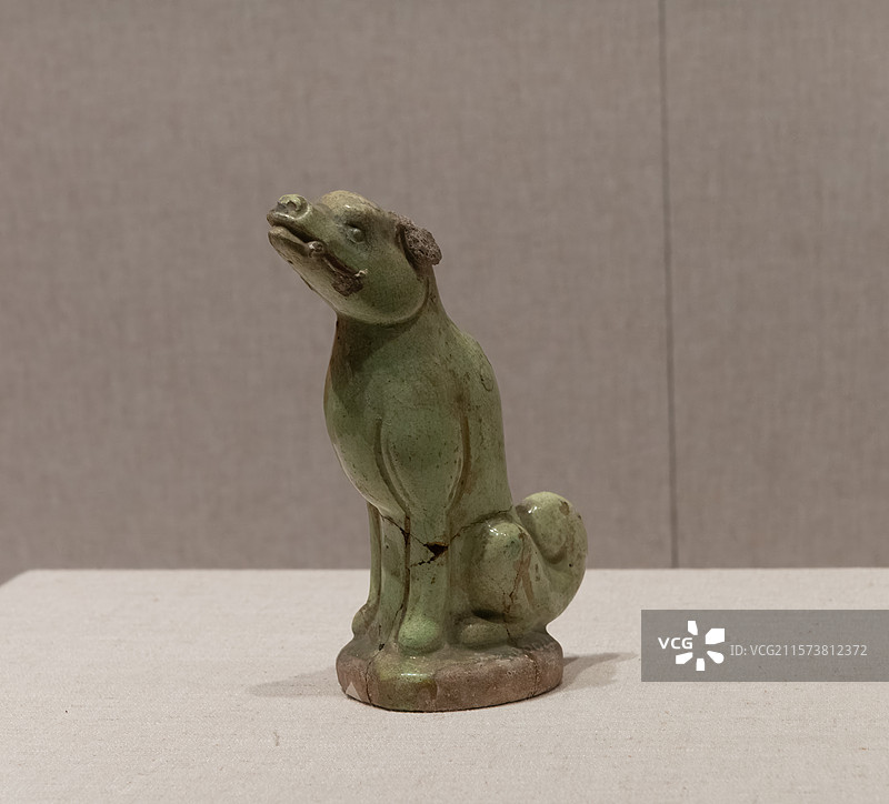 传统文化，十二生肖动物雕塑，唐代，绿釉瓷狗图片素材