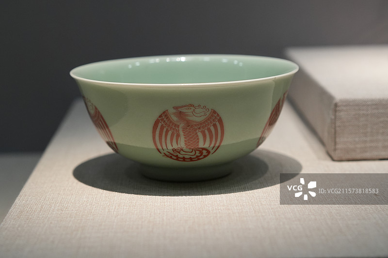 青釉矾红团凤纹碗图片素材