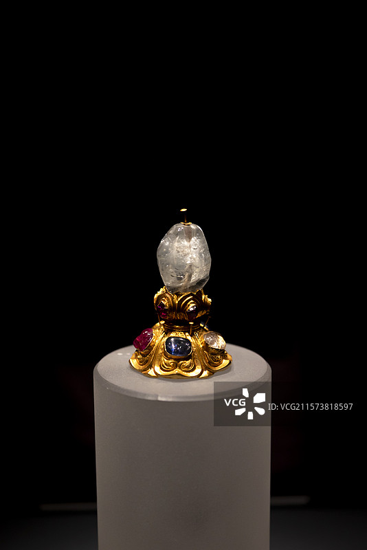 金镶无色蓝宝石帽顶图片素材