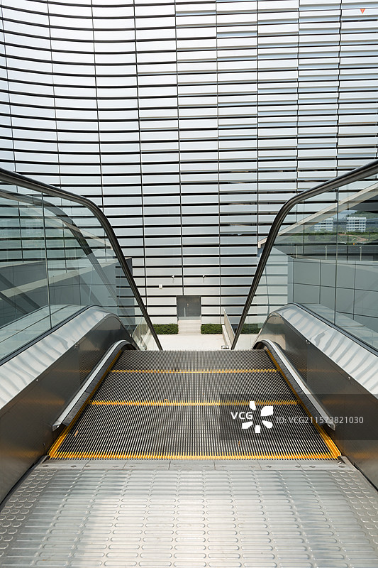 城市购物中心广场电动扶梯图片素材