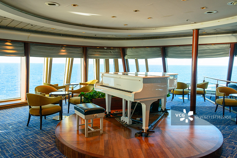 星旅远洋鼓浪屿号邮轮十二层商务咖啡厅图片素材