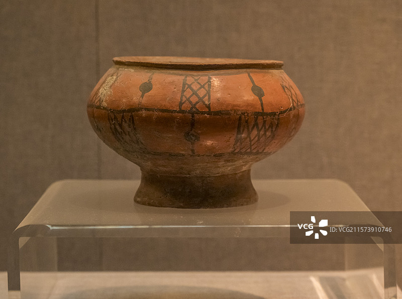 洛阳博物馆馆藏文物——伊川县出土仰韶文化彩陶罐图片素材