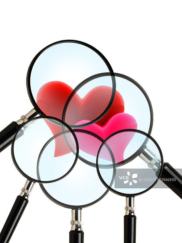 许多放大镜一起观察现代人的婚姻和爱情，两颗心图片素材