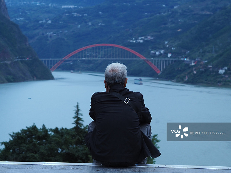 老人与巫山长江大桥图片素材