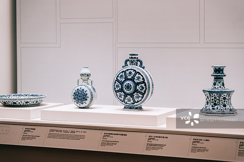 博物馆展出的古董青花瓷器文物图片素材