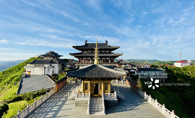 随州大洪山宝珠峰顶的佛足阁图片素材