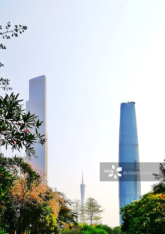 广州珠江新城CBD高楼东塔西塔金融中心广州塔城市景观大厦摩天大楼写字楼蓝天仰视低角度图片素材