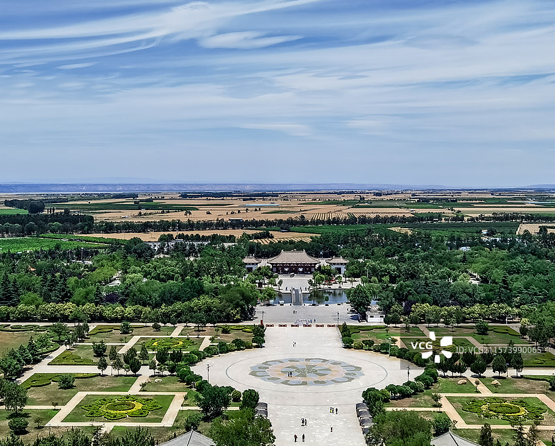 俯瞰鹳雀楼景区及远方(拍摄于山西永济鹳雀楼)图片素材