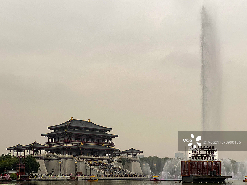 陕西西安大唐芙蓉园内的紫云楼与芙蓉湖上的喷泉同框图片素材