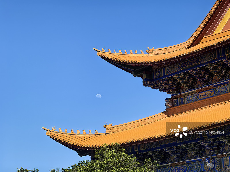 大殿脊兽和白月。云南大理崇圣寺三塔公园图片素材