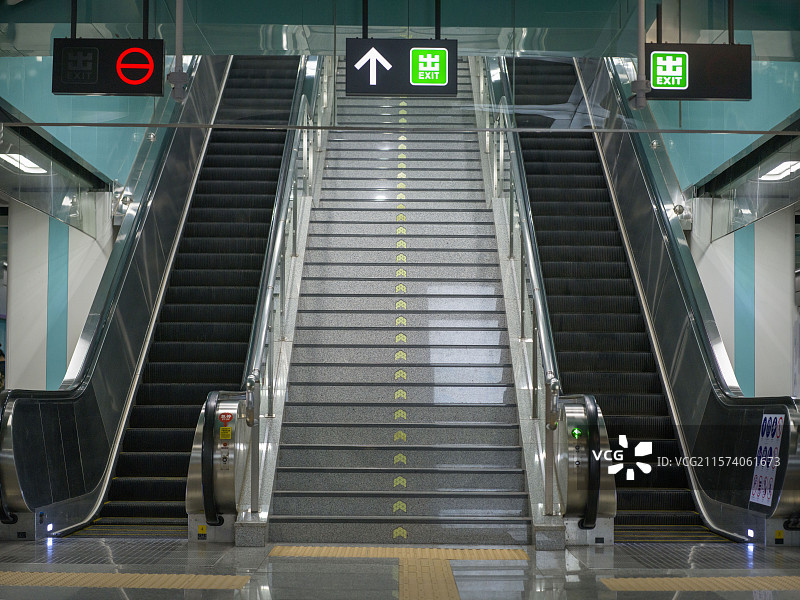 无人城市地铁站的自动扶手电梯图片素材