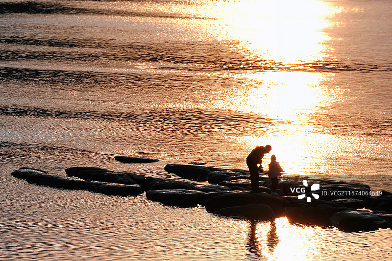 父女江畔游玩剪影图片素材