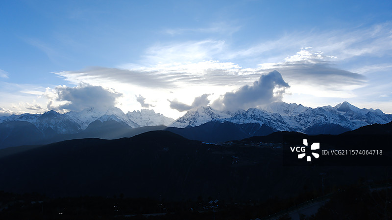 云南香格里拉梅里雪山上的马状祥云图片素材