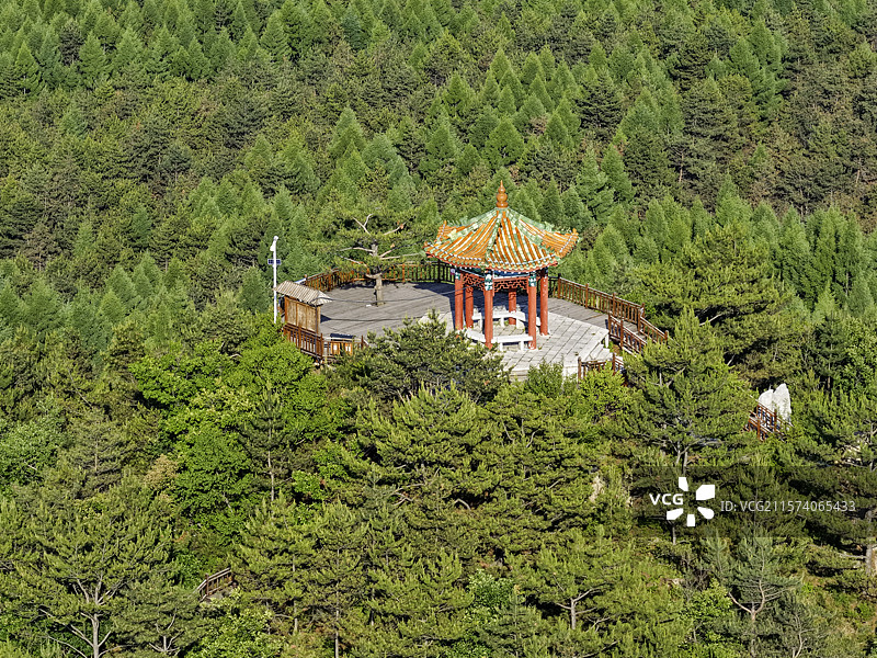 春季 ，无人机航拍吉林省延边朝鲜族自治州龙井市琵岩山风景区内的古迹一松亭。图片素材