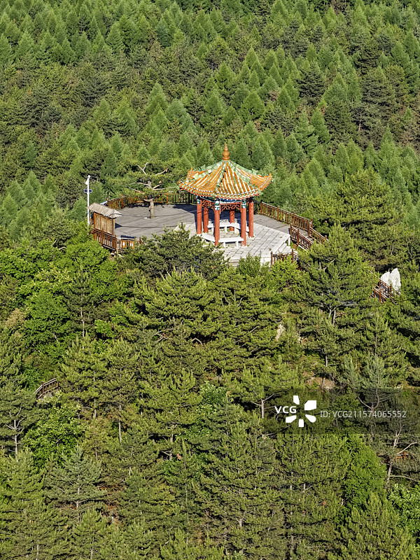 春季 ，无人机航拍吉林省延边朝鲜族自治州龙井市琵岩山风景区内的古迹一松亭。图片素材