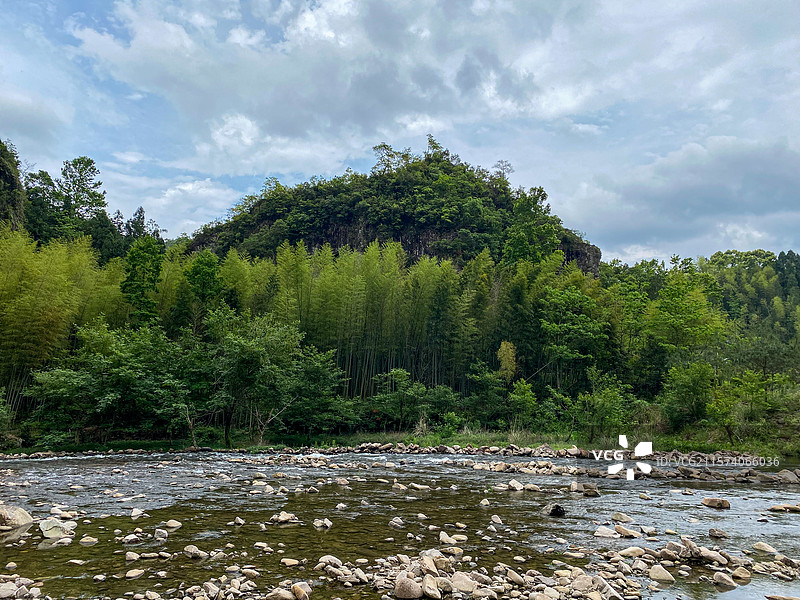 浙江温州楠溪江的石桅岩风景区内小溪和竹林风光图片素材