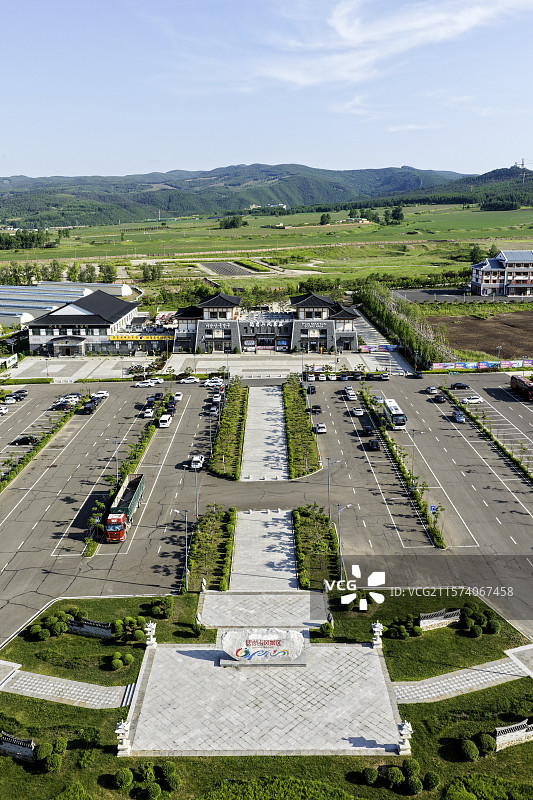 春季，无人机航拍吉林省延边朝鲜族自治州龙井市琵岩山风景区正门及停车场。图片素材