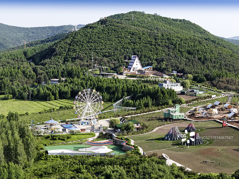 春季，无人机航拍吉林省延边朝鲜族自治州龙井市琵岩山风景区游乐场。图片素材