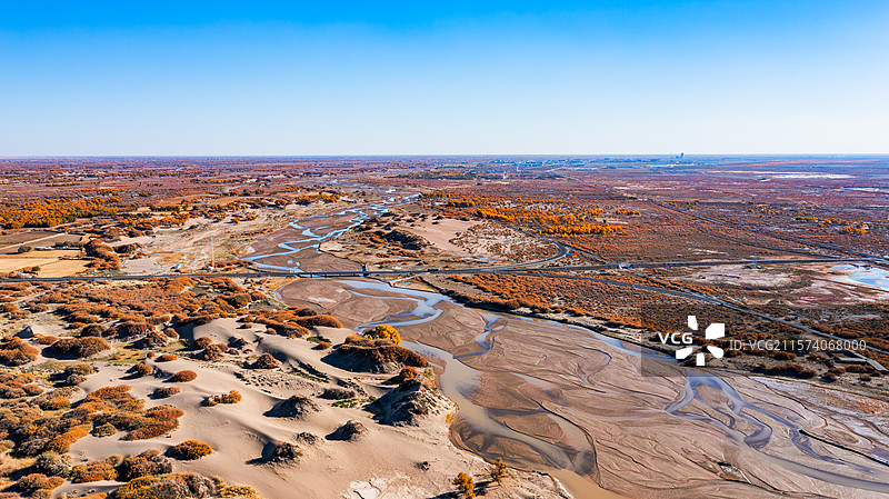 新疆哈密市伊州区大海道大漠戈壁的壮阔景象图片素材