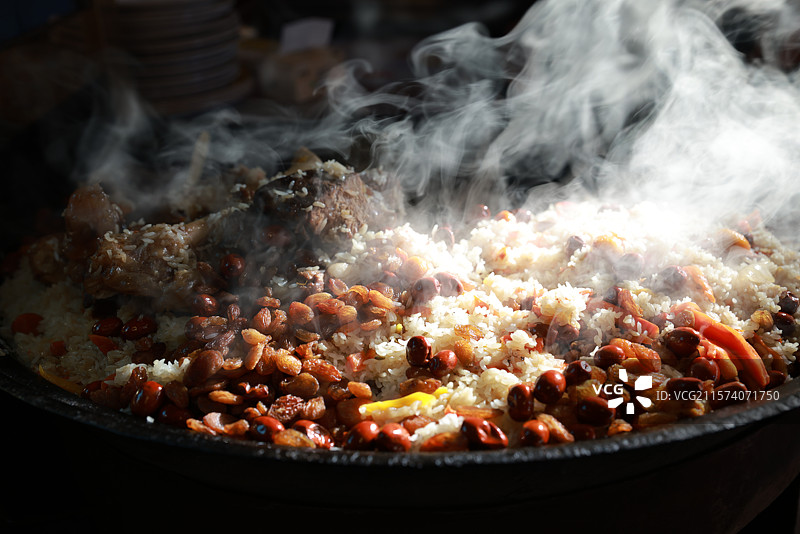 阳光下手抓羊肉饭热气蒸腾图片素材