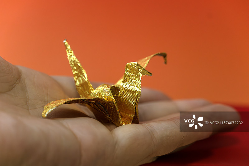 用金箔纸折叠的千纸鹤特写，金色图片素材