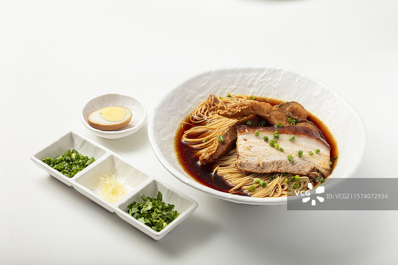 苏式红汤面与浇头套餐图片素材