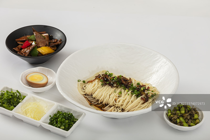 苏式红汤面配浇头图片素材