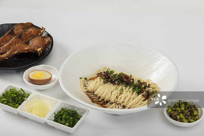 苏式红汤面配浇头图片素材