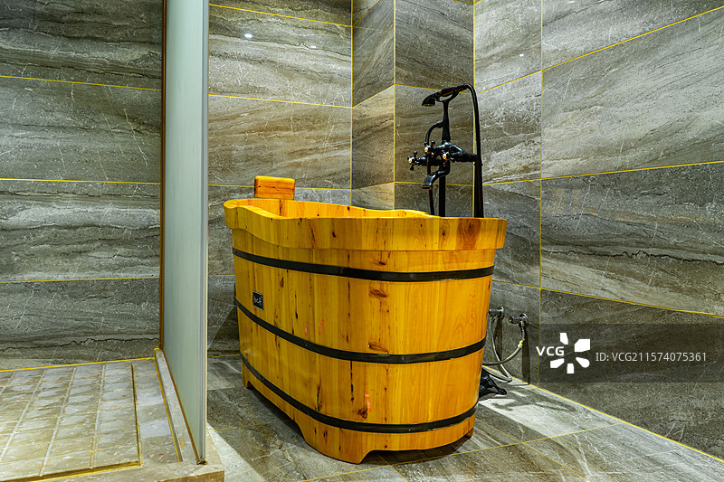 中国健康生活拍摄主题，住宅内部环境，卫生间里的木制洗澡用的浴盆，室内无人图像摄影图片素材