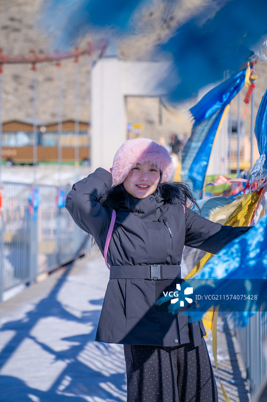 新疆赛里木湖 雪中 少女 玩烟花 夜景图片素材