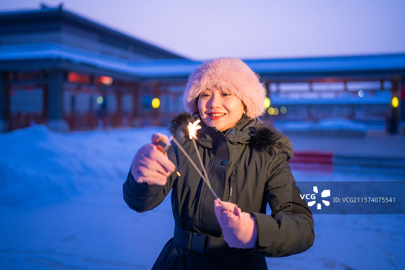 新疆赛里木湖 雪中 少女 玩烟花 夜景图片素材