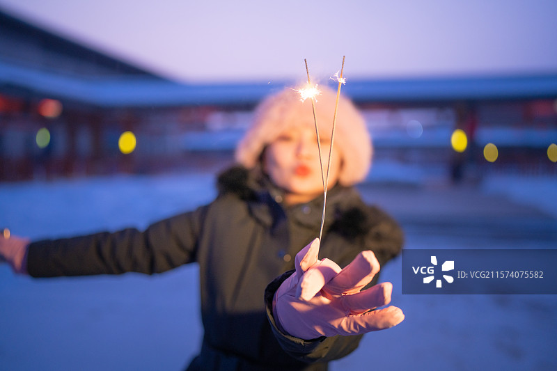 新疆赛里木湖 雪中 少女 玩烟花 夜景图片素材