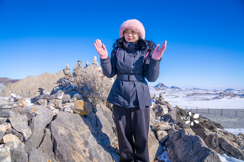 新疆赛里木湖 雪中 少女 玩烟花 夜景图片素材