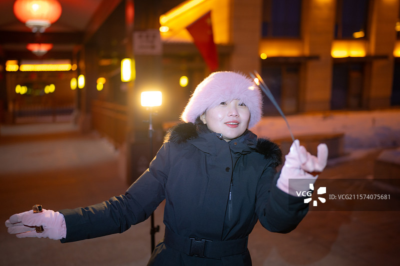 新疆赛里木湖 雪中 少女 玩烟花 夜景图片素材